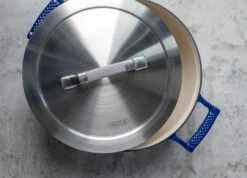 Saveur Selects Hapjespan Voyage - Classic Blue - ø 25 Cm / 3.3 Liter - Geëmailleerde Anti-aanbaklaag -Speciaalzaken Voor Keukengerei 1 3 11 scaled 1