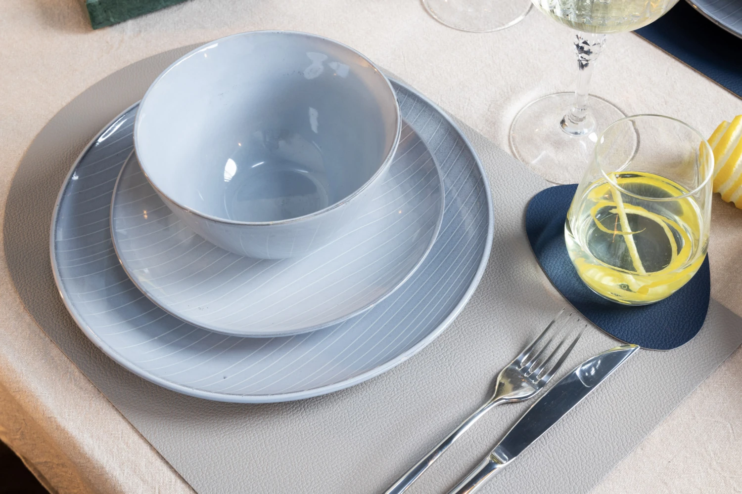 Jay Hill Onderzetters - Vegan Leer - Grijs / Blauw - Organic - Dubbelzijdig - 13 X 11 Cm - 6 Stuks 5 Jay Hill Onderzetters - Vegan Leer - Grijs / Blauw - Organic - Dubbelzijdig - 13 X 11 Cm - 6 Stuks - Afbeelding 3