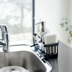 Yamazaki Gootsteenorganiser Tower Zwart -Speciaalzaken Voor Keukengerei 5017TOWERSPONGEANDBOTTLEHOLDERWITHDRAINERBK 3 1000x