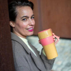 Koziol Thermosbeker Aroma To Go Roze 700 Ml -Speciaalzaken Voor Keukengerei 7243 aroma to go xl 704 fr 7 os