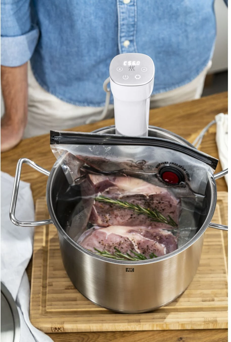 Zwilling Sous Vide Stick Enfinigy - Nauwkeurige Temperatuurinstelling - IPX7 Waterproof - Zilver/Wit 4 Zwilling Sous Vide Stick Enfinigy - Nauwkeurige Temperatuurinstelling - IPX7 Waterproof - Zilver/Wit - Afbeelding 2