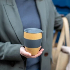 Koziol Koffiebeker Aroma To Go Grijs 400 Ml -Speciaalzaken Voor Keukengerei 7589 aroma to go 701 shp 13 os1