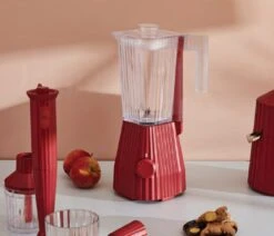 Alessi Blender Plissé - 5 Snelheden + Turbostand - Rood - Michele De Lucchi - 1.5 Liter - MDL09 R -Speciaalzaken Voor Keukengerei Alessi Blender Sfeer1