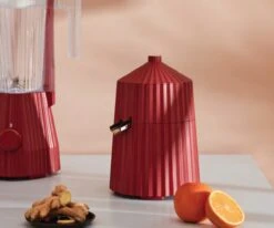 Alessi Citruspers Plissé - Elektrisch - Rood - Michele De Lucchi - MDL07 R -Speciaalzaken Voor Keukengerei Alessi Citruspers sfeer1
