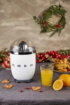 SMEG Citruspers - Elektrisch - Wit - CJF11WHEU -Speciaalzaken Voor Keukengerei CJF01WHEU L02