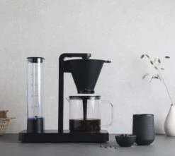 Wilfa Filter-koffiezetapparaat Performance Black - 1.25 Liter - WI602263 -Speciaalzaken Voor Keukengerei Coffee Brewer Performance WSPL 3B Environment LightBG Hor 638eed4ceb6577.05374313 1