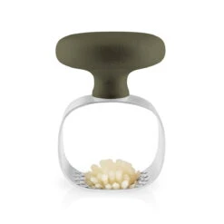 Eva Solo Knoflookpers Green Tools -Speciaalzaken Voor Keukengerei Eva Solo Green Tool Knoblauchpresse mit Knoblauch