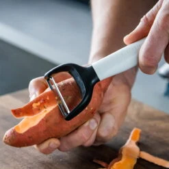 KitchenAid Dunschiller Classic 18 Cm - White -Speciaalzaken Voor Keukengerei KitchenAid obieraczka Y do ziemniakow CLASSIC White KCG145OHWHE 5057982066086