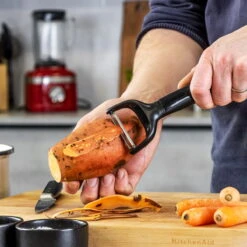 KitchenAid Dunschiller Classic 18 Cm - Zwart -Speciaalzaken Voor Keukengerei KitchenAid obierak do ziemniakow CLASSIC Onyx Black KCG145OHOBE 5057982065904