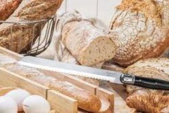 Laguiole Style De Vie Broodmes Zwart Met Stokbroodplank -Speciaalzaken Voor Keukengerei Laguiole broodmes met stokbroodplank zwart sf gr 6