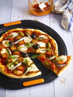 Le Creuset Pizzaplaat Patiliss - ø 33 Cm 7 Le Creuset Pizzaplaat Patiliss - ø 33 Cm -Speciaalzaken Voor Keukengerei Le Creuset Pizzaplaat Sfeer2