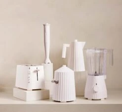 Alessi Smoothie Blender Plisse - Wit - 380 W - Door Michele De Lucchi - MDL17 W -Speciaalzaken Voor Keukengerei MDL 06 07 08 09 10 AMB GROUPAGE WHITE A4 3500pxl 3