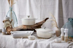 Le Creuset Braadpan Signature - Meringue - ø 26 Cm / 5.3 Liter -Speciaalzaken Voor Keukengerei RS9584 New Meringue Range Shot f2.8 RETOUCHED lpr