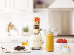 SMEG Smoothie Blender - Compact - Creme - 600 Ml - PBF01CREU -Speciaalzaken Voor Keukengerei WEB PBF01CREU L01.eps