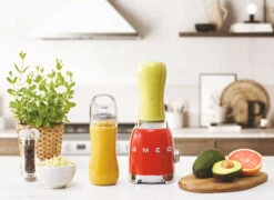 SMEG Smoothie Blender - Compact - Rood - 600 Ml - PBF01RDEU -Speciaalzaken Voor Keukengerei WEB PBF01RDEU L03.eps