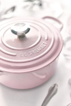 Le Creuset Braadpan Signature - Shell Pink - ø 24 Cm / 4.2 Liter 10 Le Creuset Braadpan Signature - Shell Pink - ø 24 Cm / 4.2 Liter -Speciaalzaken Voor Keukengerei le creuset braadpan shell pink sfeerbeeld 2