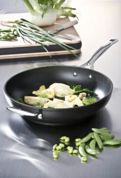 Le Creuset Sauteerpan Les Forgées TNS - ø 28 Cm / 3.2 Liter - Standaard Anti-aanbaklaag 12 Le Creuset Sauteerpan Les Forgées TNS - ø 28 Cm / 3.2 Liter - Standaard Anti-aanbaklaag -Speciaalzaken Voor Keukengerei le creuset sauteerpan 28cm eten 1