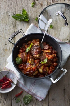 Le Creuset Hapjespan Met Deksel - Les Forgées TNS - ø 24 Cm / 2.3 Liter - Standaard Anti-aanbaklaag -Speciaalzaken Voor Keukengerei le creuset sauteerpan met deksel 24cm sfeer2