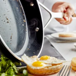 Demeyere Koekenpannen Alu Pro 5 - Ceraforce - ø 24 + 28 Cm - Keramische Anti-aanbaklaag -Speciaalzaken Voor Keukengerei pdp masonry content demeyere alu pro cera 5 pan ceraforce 750x750