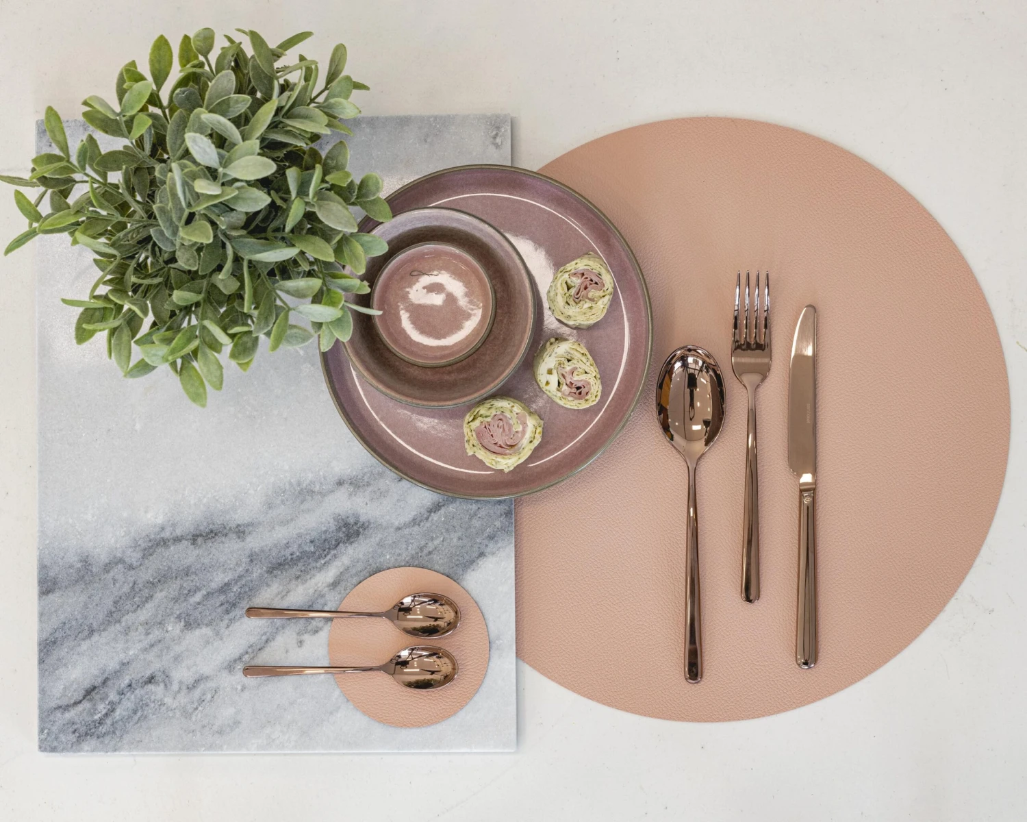 Jay Hill Placemats - Vegan Leer - Grijs / Roze - Dubbelzijdig - ø 38 Cm - 6 Stuks 5 Jay Hill Placemats - Vegan Leer - Grijs / Roze - Dubbelzijdig - ø 38 Cm - 6 Stuks - Afbeelding 3