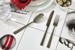 Sambonet Bestekset Flat - Zwart - 24 Delig / 6 Personen -Speciaalzaken Voor Keukengerei sambonet bestekset flat zwart sfeer2