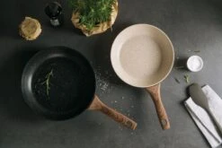 Sambonet Wokpan Rock 'n' Rose - Creme - ø 28 Cm - Standaard Anti-aanbaklaag -Speciaalzaken Voor Keukengerei sambonet pannen rock n rose sfeer2 2