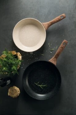 Sambonet Wokpan Rock 'n' Rose - Creme - ø 28 Cm - Standaard Anti-aanbaklaag -Speciaalzaken Voor Keukengerei sambonet pannen rock n rose sfeer3 1