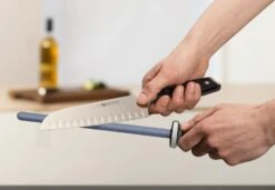 Wusthof Slijpstaaf Keramisch 26 Cm -Speciaalzaken Voor Keukengerei sharpening 4455 in action