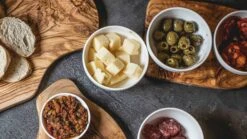 Jay Hill Serveerplank Tunea - Olijfhout - Met Schors - 33 X 15 Cm 15 Jay Hill Serveerplank Tunea - Olijfhout - Met Schors - 33 X 15 Cm -Speciaalzaken Voor Keukengerei tunea 21 1 3